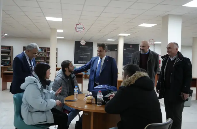 Rektör Şengönül Kütüphanede öğrencilerle bir araya geldi