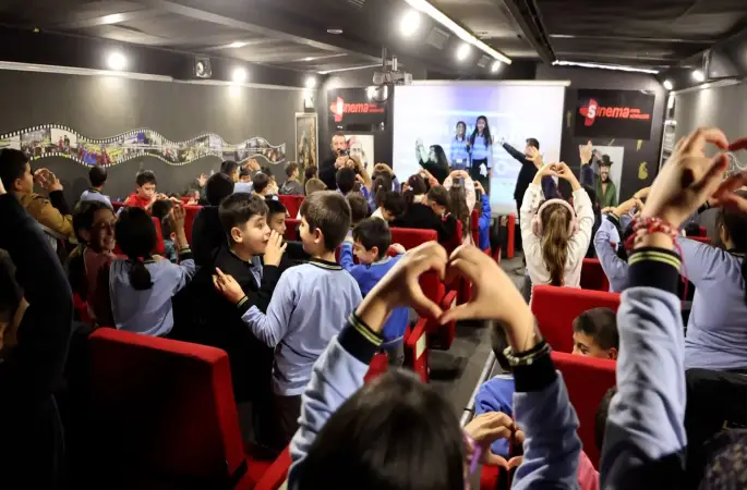 Gezen Sinema Tırı Sivas'ta Çocuklara Sinemanın Büyüsünü Yaşatıyor