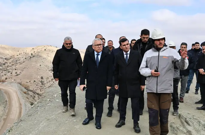 Divriği'deki Maden Göçüğünde Arama Kurtarma Çalışmaları Devam Ediyor