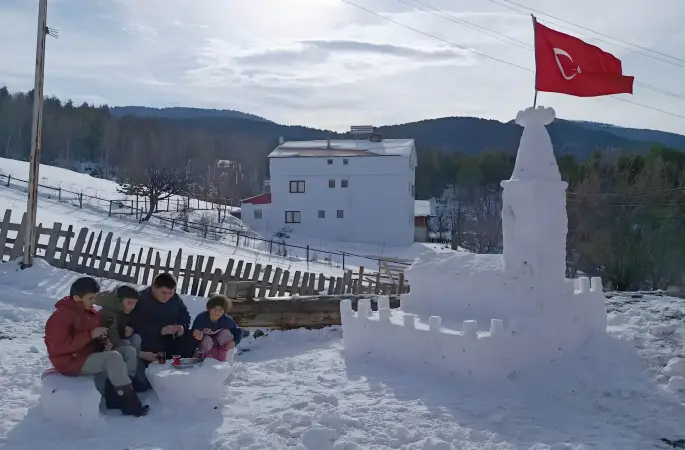 Vali Yılmaz Şimşek, Kardan Kız Kulesi Yapan Çocukları Makamında Ağırladı