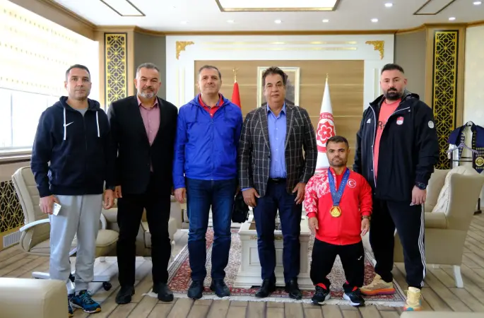 Rektör Prof. Dr. Ahmet Şengönül, Dünya Şampiyonu Öğrenciyi Kabul Etti