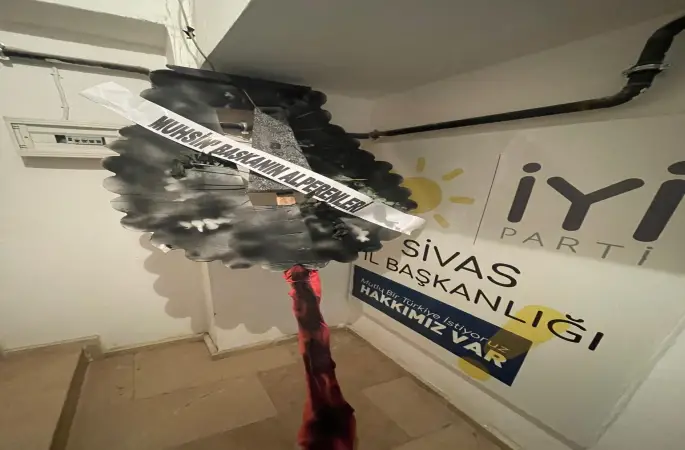 İYİ PARTİ İL BAŞKANI KARASU’YA ALPERENLERDEN SİYAH ÇELENKLİ PROTESTO