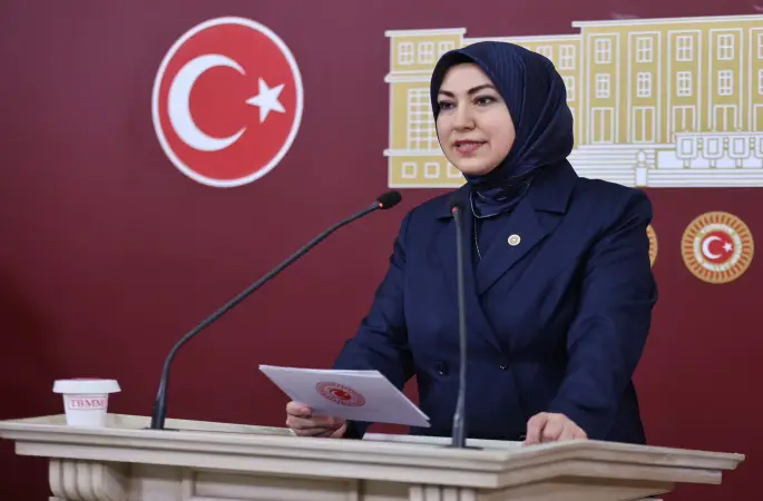 Rukiye Toy“Eğitim materyallerinin, toplumsal cinsiyet eşitliğine uygun değiştirilmesi, toplumsal cinsiyetin zorunlu ders olarak okutulması.”