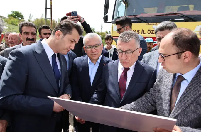 Sivas’ta Köy Yollarının Standartı Artıyor