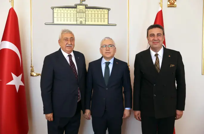 Türkiye Esnaf ve Sanatkârları Konfederasyonu (TESK) Genel Başkanı Bendevi Palandöken ve beraberindekiler Vali Dr Yılmaz Şimşek'i ziyaret etti