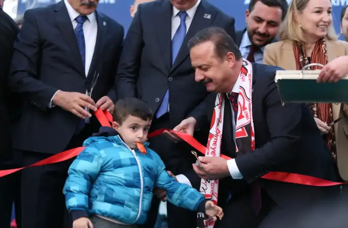 Anahtar Partisi Genel Başkanı Yavuz Ağıralioğlu, Sivas’ta partisinin il binası açılışında vatandaşlarla buluştu