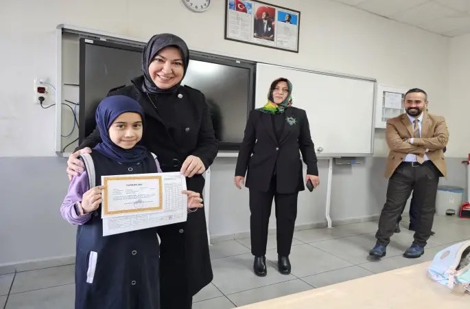 Vekil Toy, Öğrencilerin Karne Heyecanına Ortak Oldu.