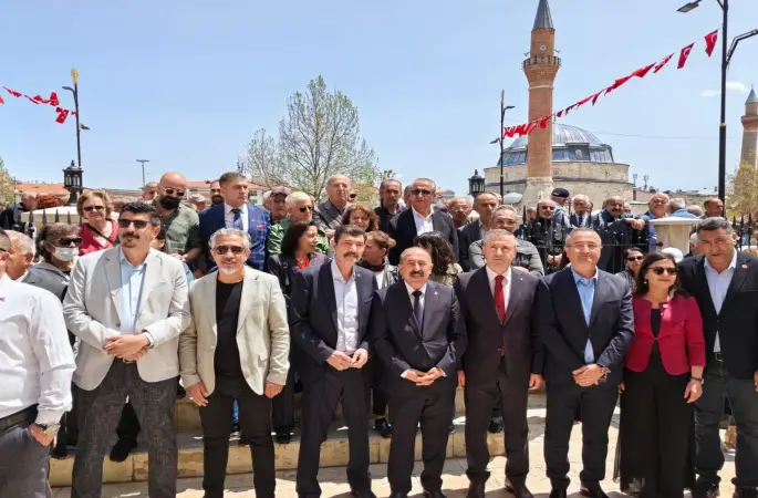 CHP İl Başkanlığı 19 Mayıs Atatürk ve Gençlik Spor Bayramı nedeniyle Çelenk sundu