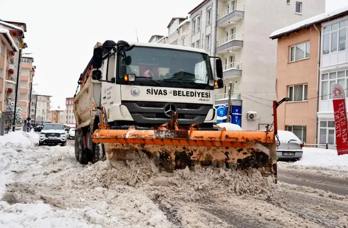SİVAS’TA SON 20 YILIN EN YOĞUN KARINA KARŞI BELEDİYE 7/24 SAHADA