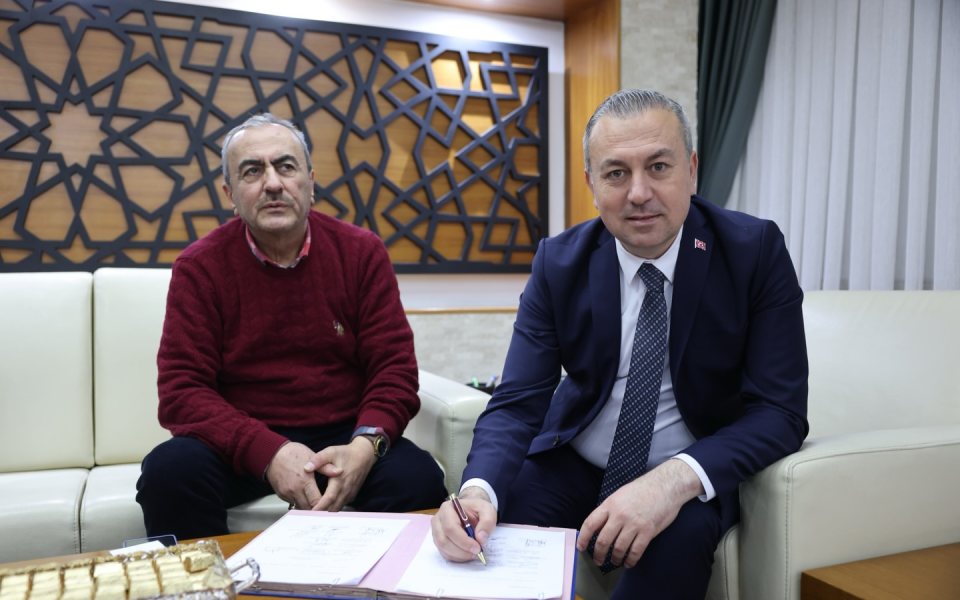 Belediye Başkanı Dr. Adem Uzun, Sivas Kent Konseyi tarafından TBMM’ye sunulması planlanan İstiklal Madalyası başvurusunu imzaladı