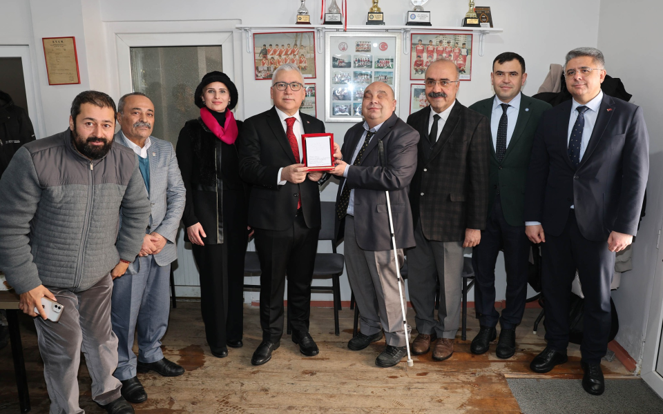 Vali Yılmaz Şimşek, 7-14 Ocak Beyaz Baston Görme Engelliler Haftası nedeniyle Sivas Görme Engelliler Derneğini ziyaret etti