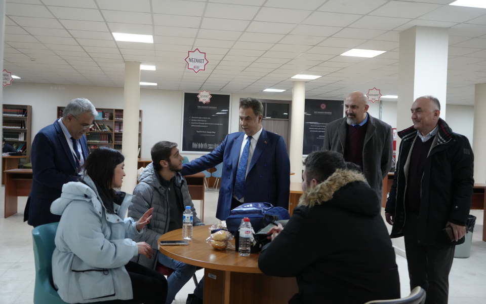 Rektör Şengönül Kütüphanede öğrencilerle bir araya geldi