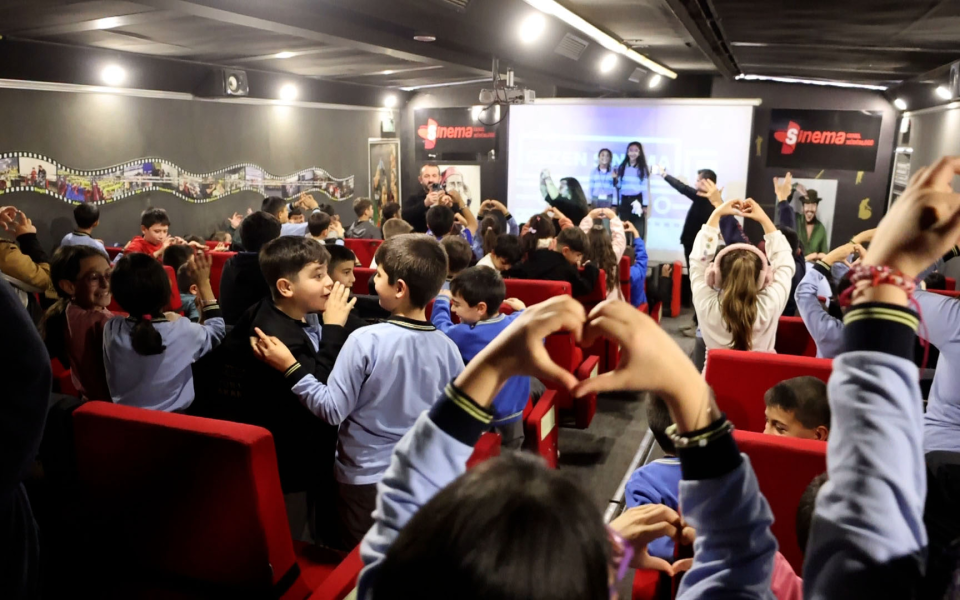 Gezen Sinema Tırı Sivas'ta Çocuklara Sinemanın Büyüsünü Yaşatıyor