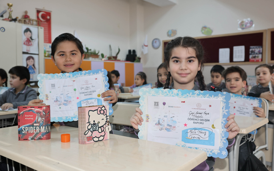 Vali Yılmaz Şimşek Öğrencilerin Karne Heyecanına Ortak Oldu