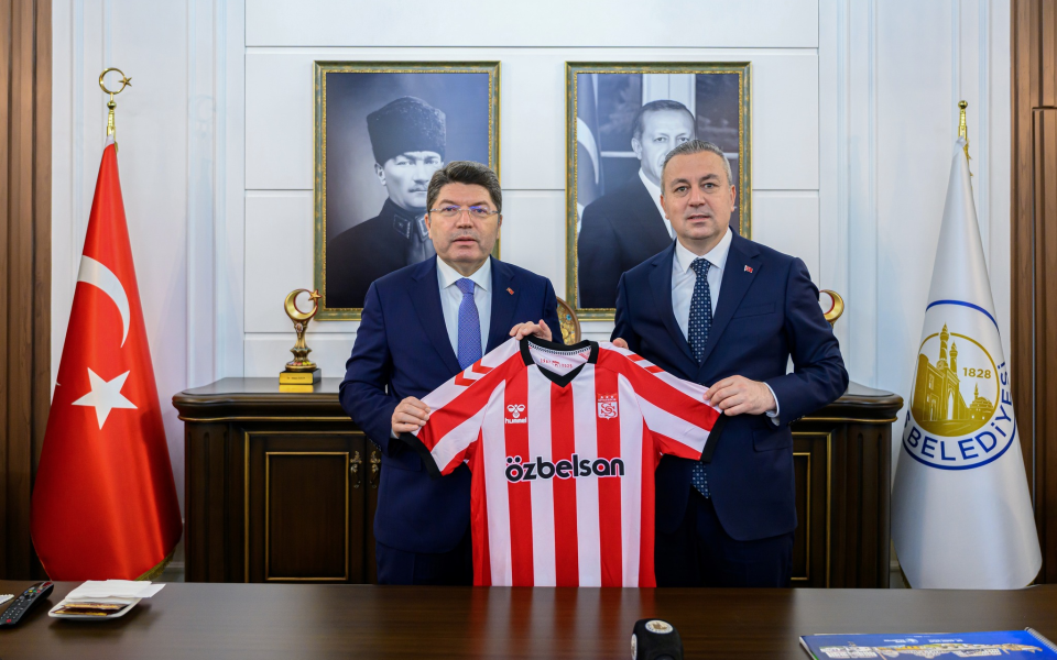 Adalet Bakanı Yılmaz Sivas Belediye Başkanı Dr Adem Uzunu ziyaret etti