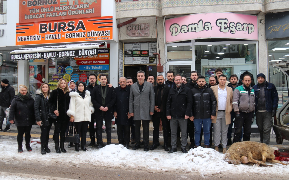 Berberler Kuaförler ve Güzellik Salonları Odası Başkanı Fatih Şaşmaz, mazbatasını aldıktan sonra kurban kesip görevine başladı