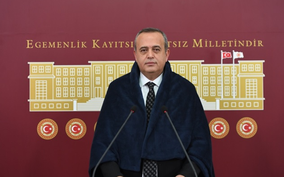 DEVA Partili Ertuğrul Kaya'dan battaniyeli protesto: “Vatandaşın belini büken bu fahiş artışlara artık son verin”