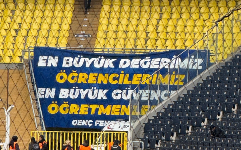 Kadıköy'de tribünler:  "En büyük değerimiz öğrencilerimiz. En büyük güvencemiz öğretmenlerimiz."