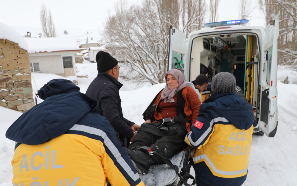 Sivas Karalar Köyü’nde Hasta İçin Seferberlik