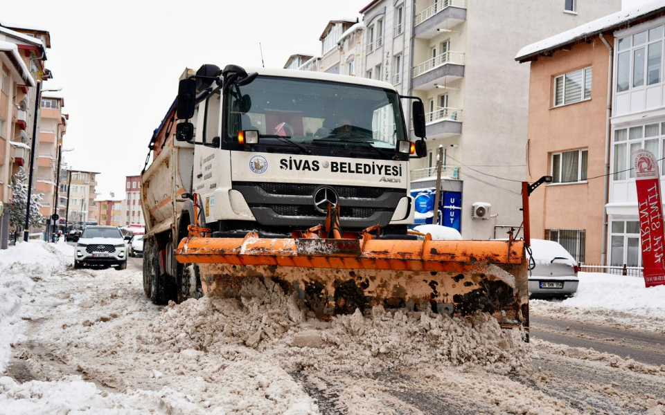 SİVAS’TA SON 20 YILIN EN YOĞUN KARINA KARŞI BELEDİYE 7/24 SAHADA