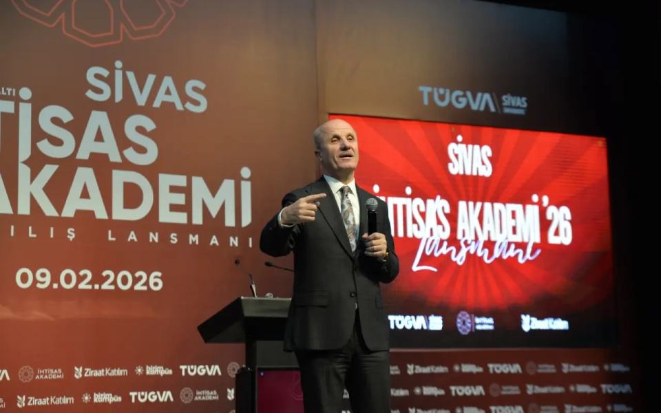 Sivas’ta YÖK Başkanı Erol Özvar’dan Gençlere Mesaj: “Üniversite Sıralarıyla Sınırlı Kalmayın”